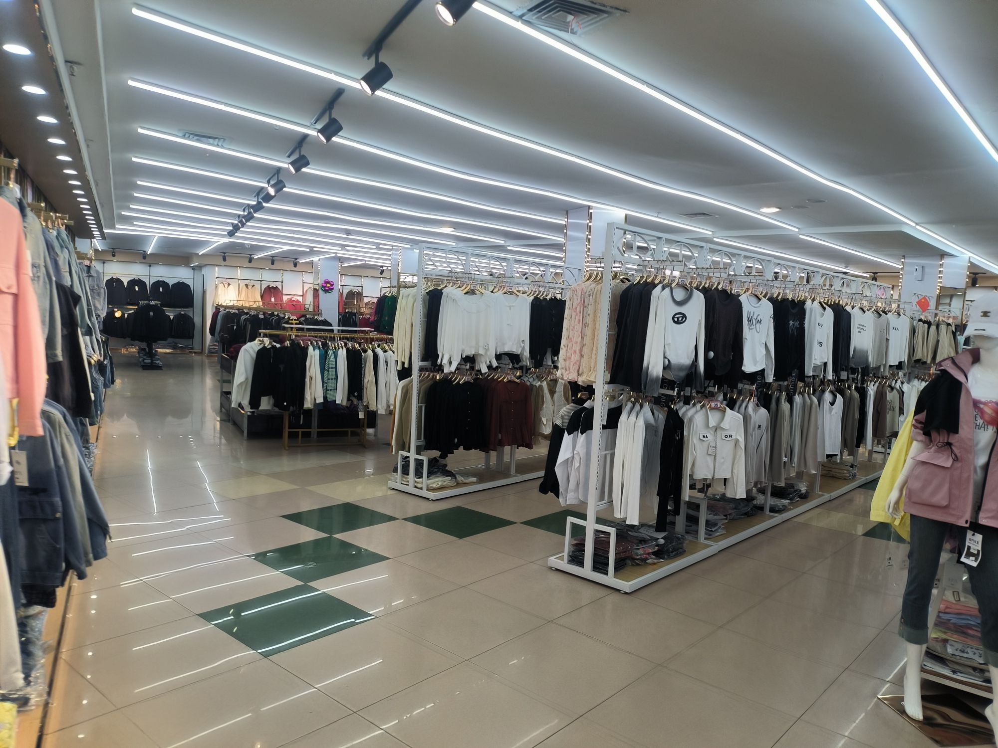 火狐狸服装批发城(本溪商业大厦店)