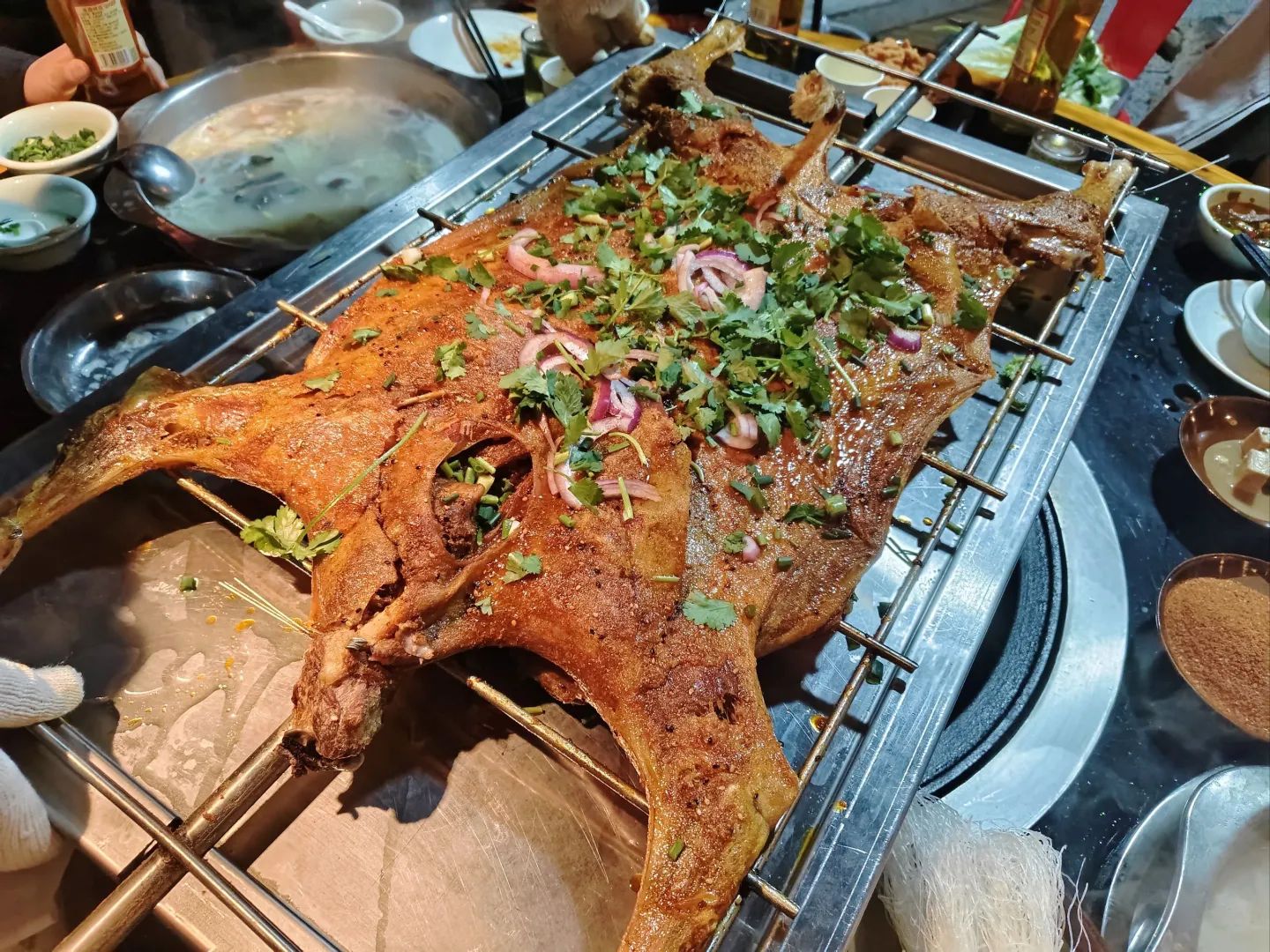两棵树小酒馆(烤全羊活鱼馆)(暂停营业)