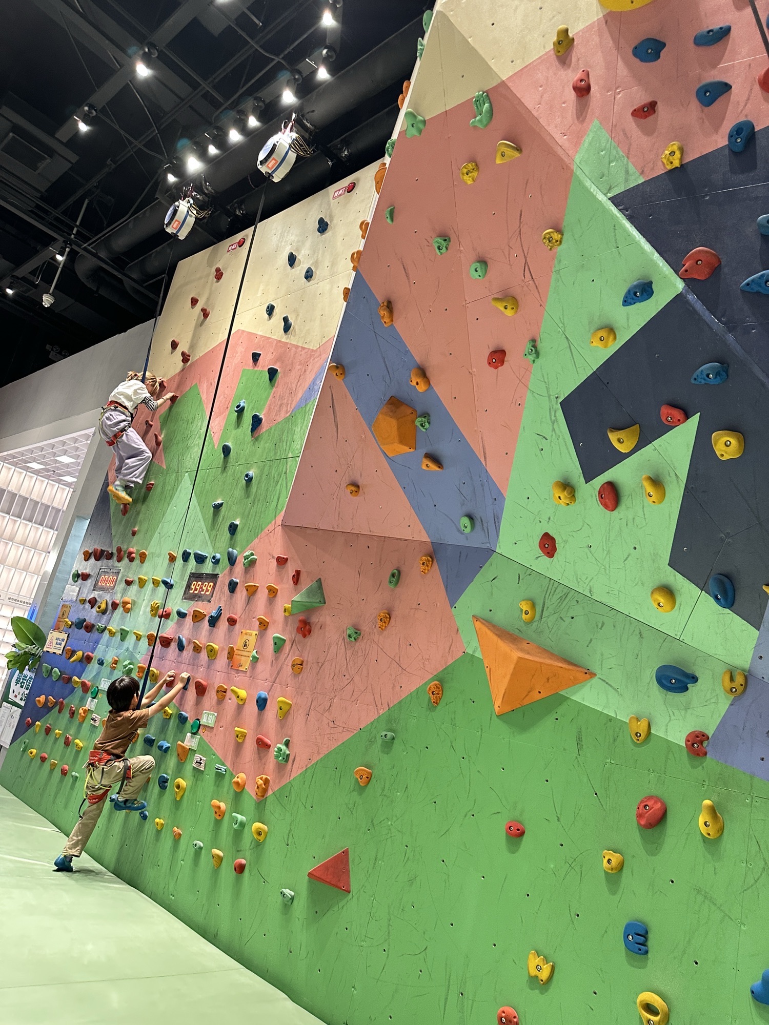 场地封面-弹力猩球(斯普瑞斯奥特莱斯店)