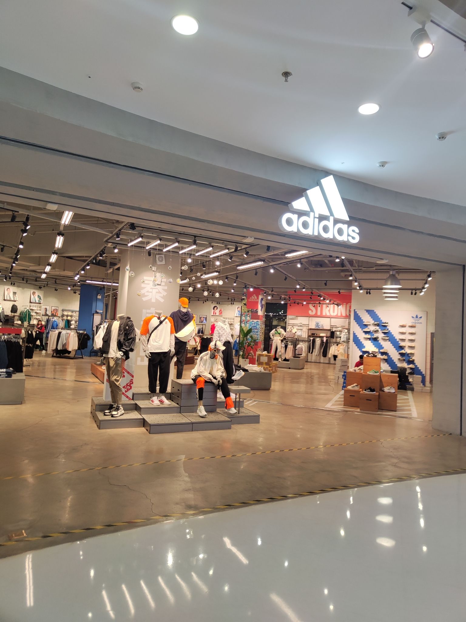 阿迪达斯(秦皇岛万达广场店)