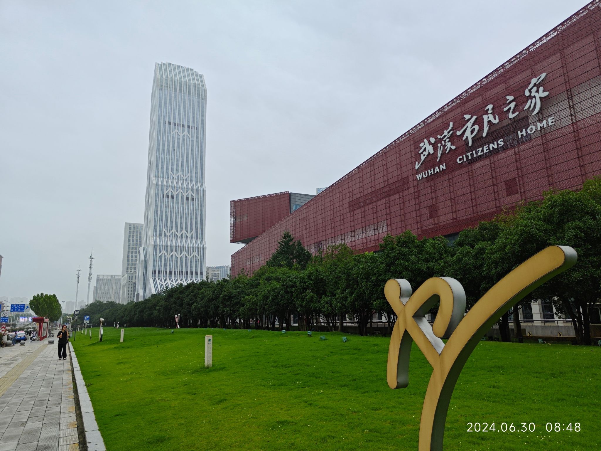 新长江传媒大厦地面停车场