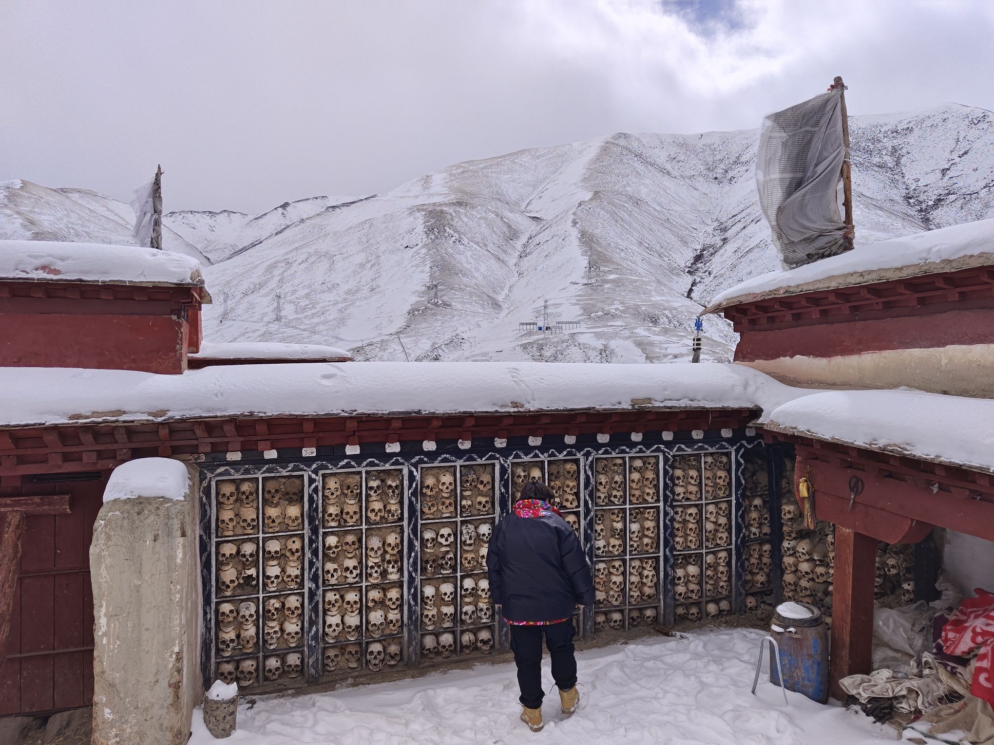 比如骷髅墙景区