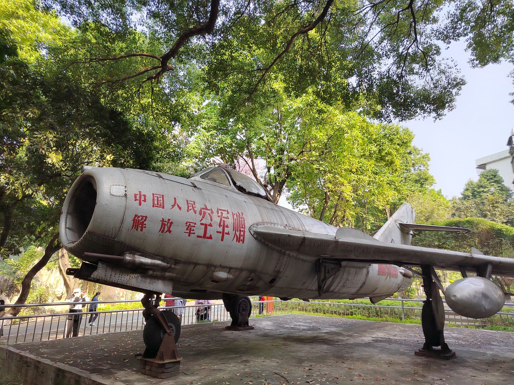 东莞人民公园-战斗飞机雕塑