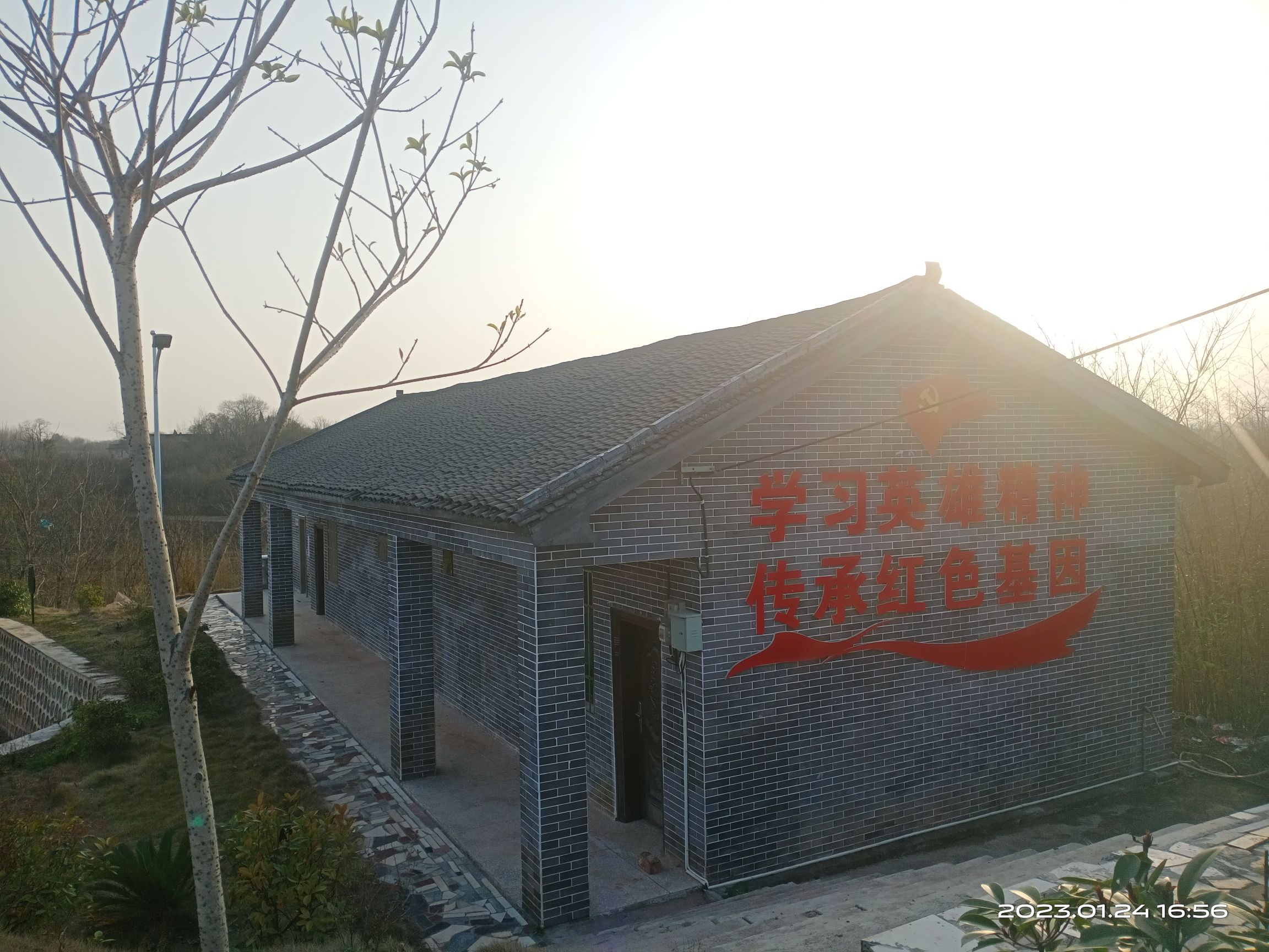 爆炸英雄罗亮泗铜像