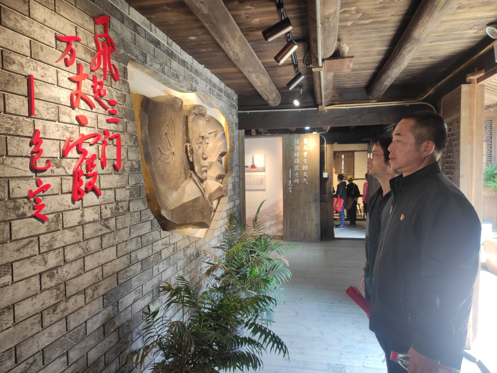 亭旁红色景区旅行图片 3