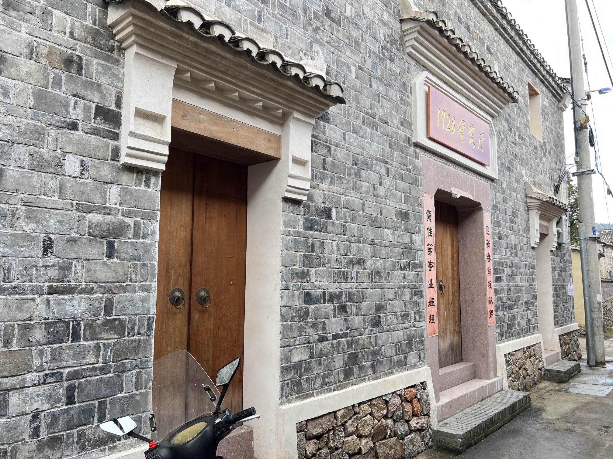 亭旁红色景区旅行图片 3