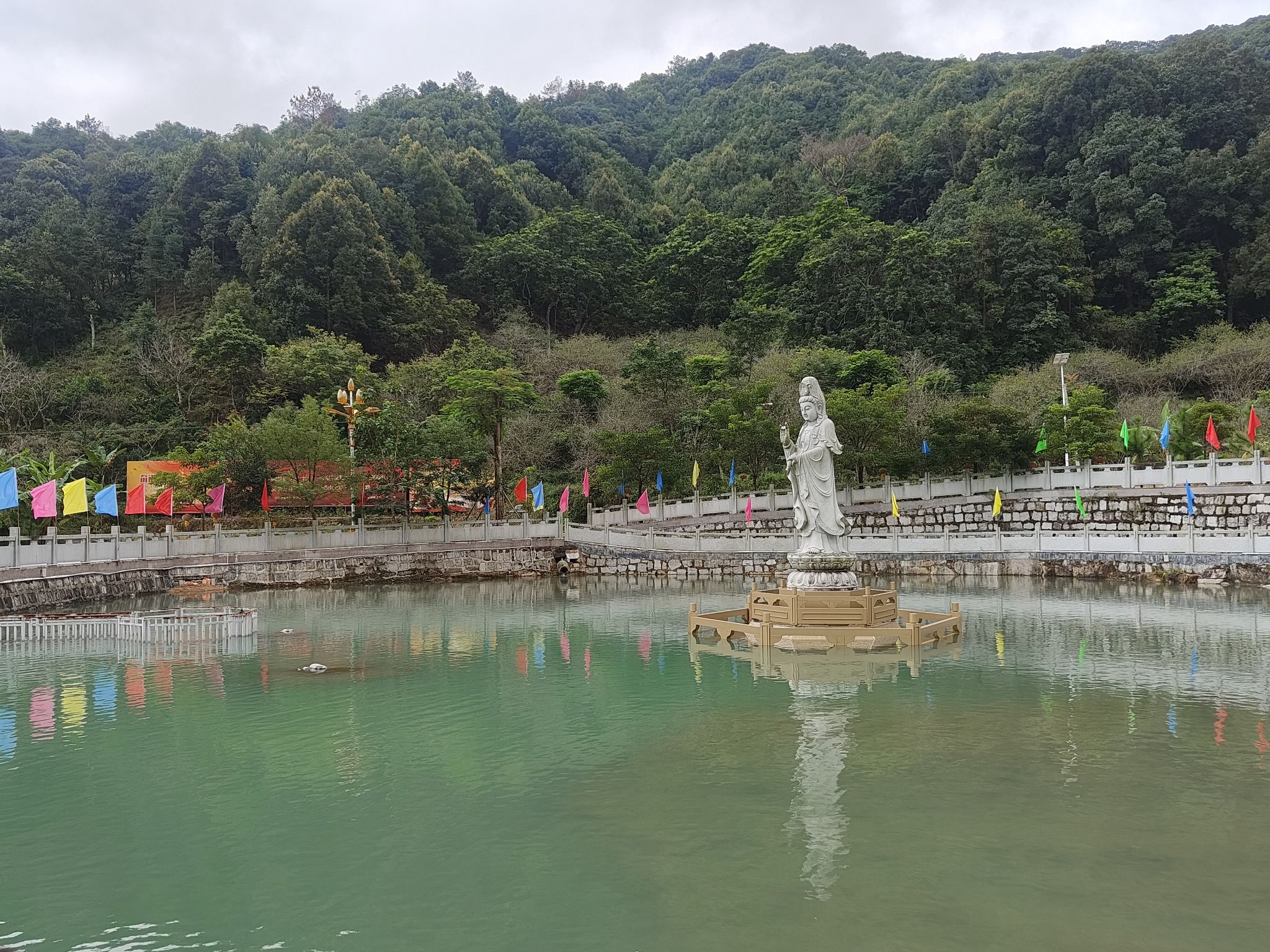 普宁市梅林镇中段村水上观音