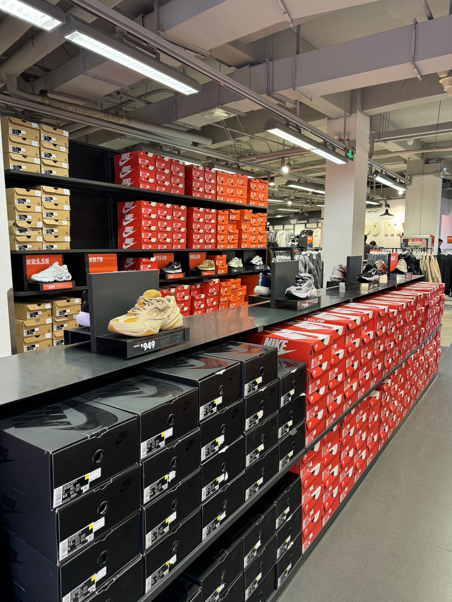 耐克青岛漓江换季折扣店(嘉年华海信广场 VILLAGE店)
