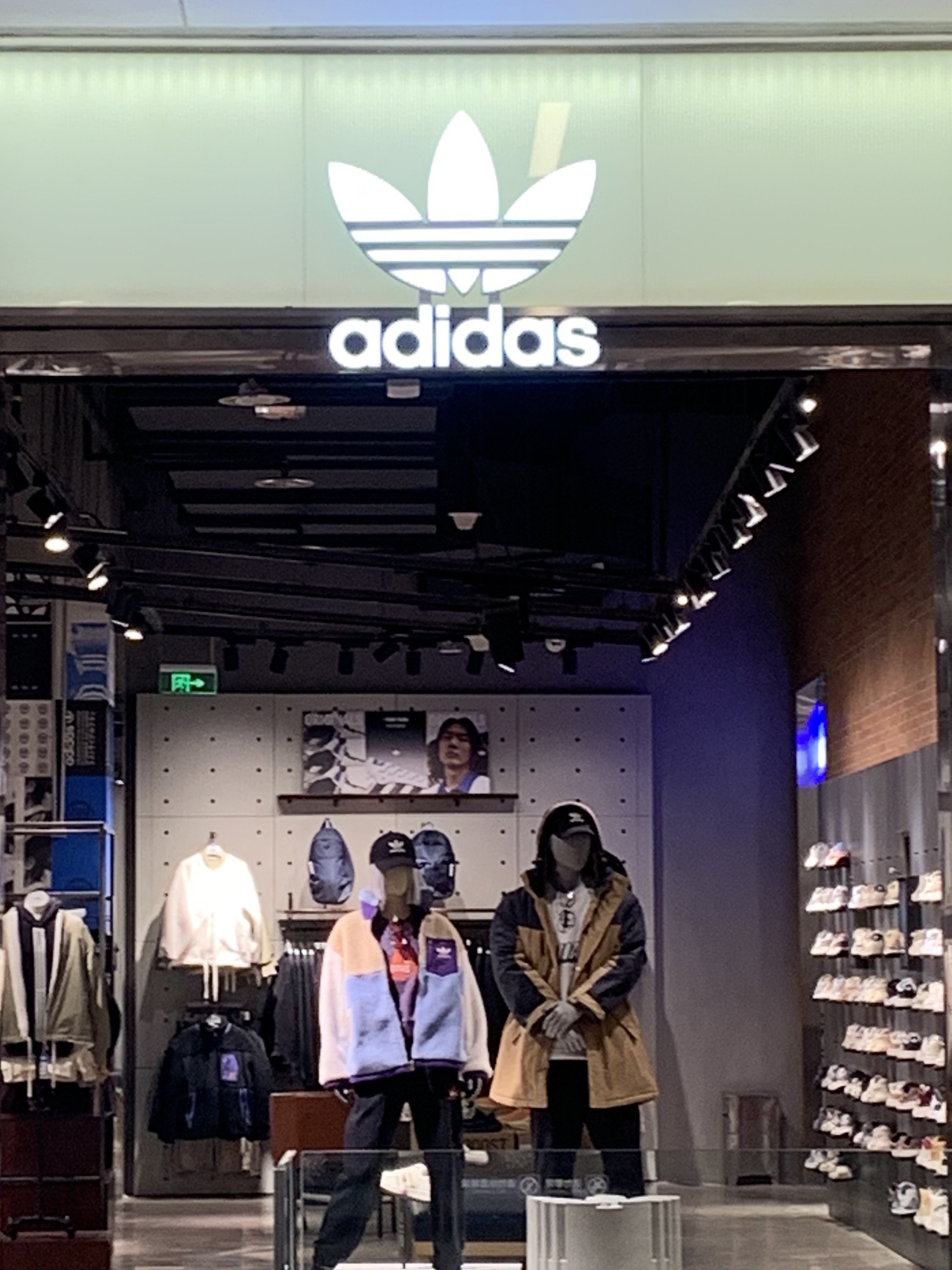 阿迪达斯(日照万象汇店)