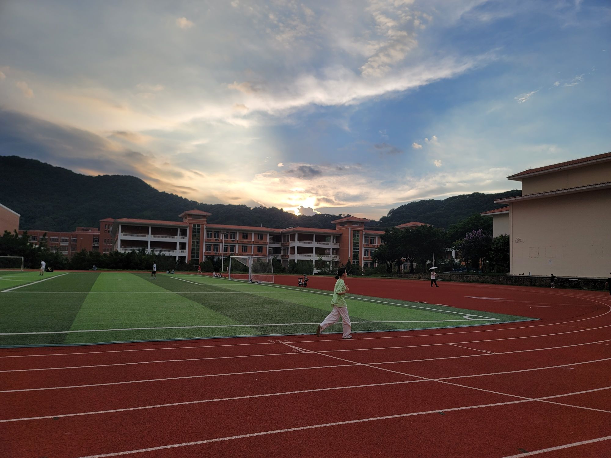 场地封面-广州南方学院东区田径场