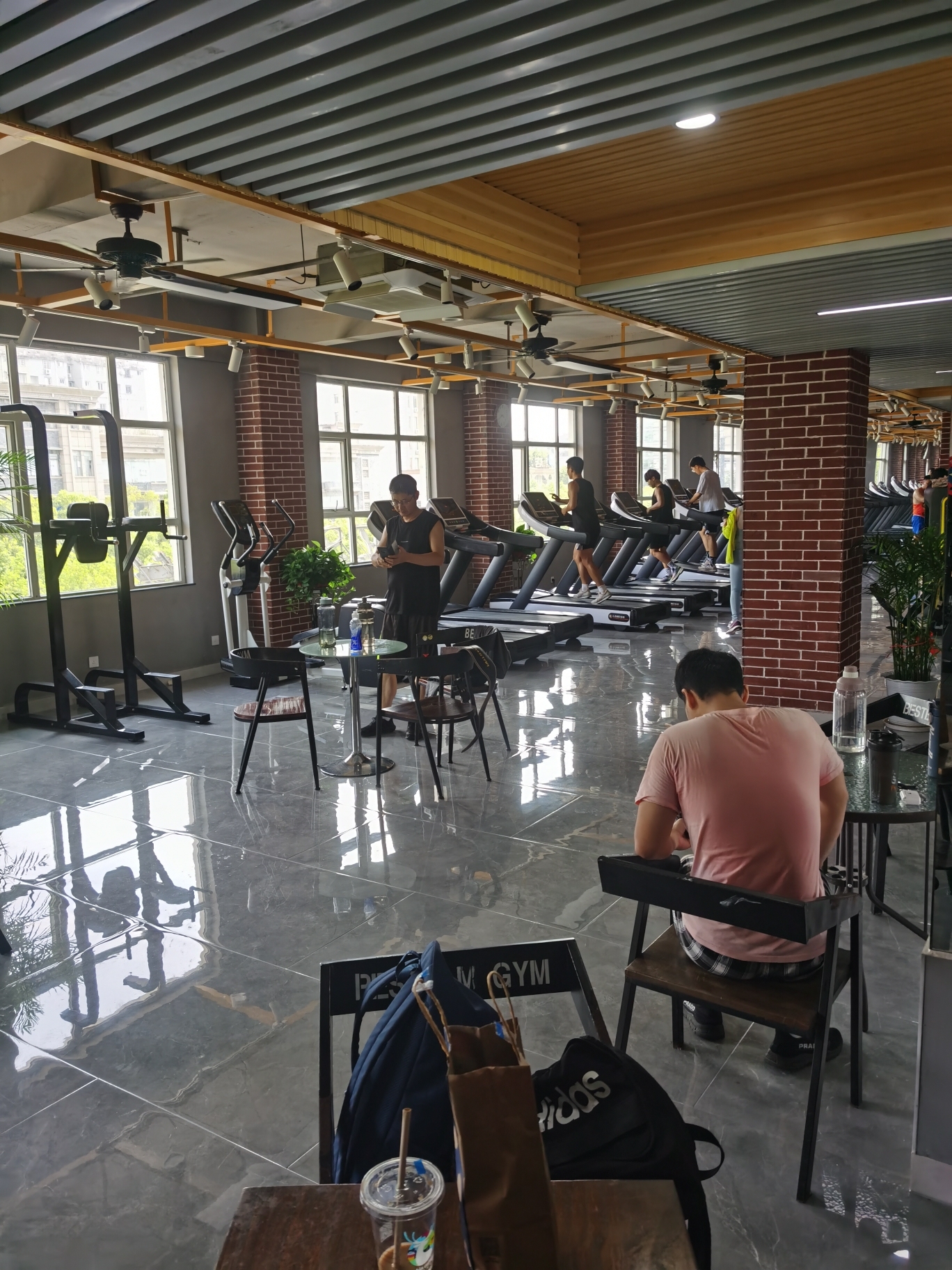 佰仕廷健身馆(朗逸店)