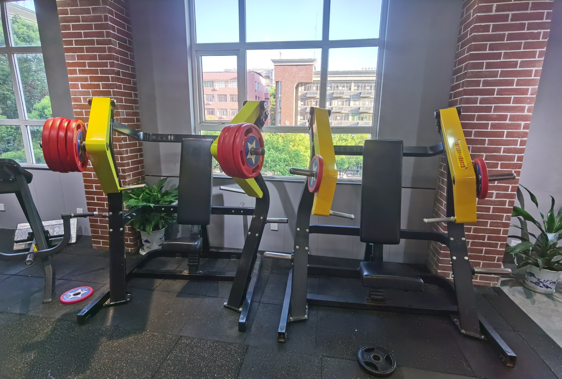 佰仕廷健身馆(朗逸店)