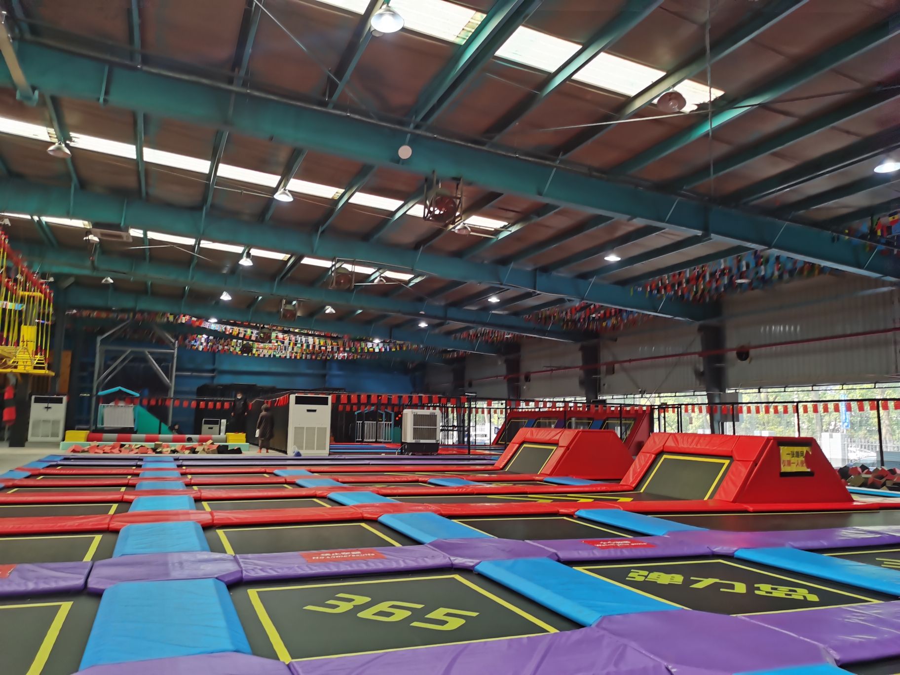 场地封面-酷动Play蹦床·保龄球·团建派对休闲馆