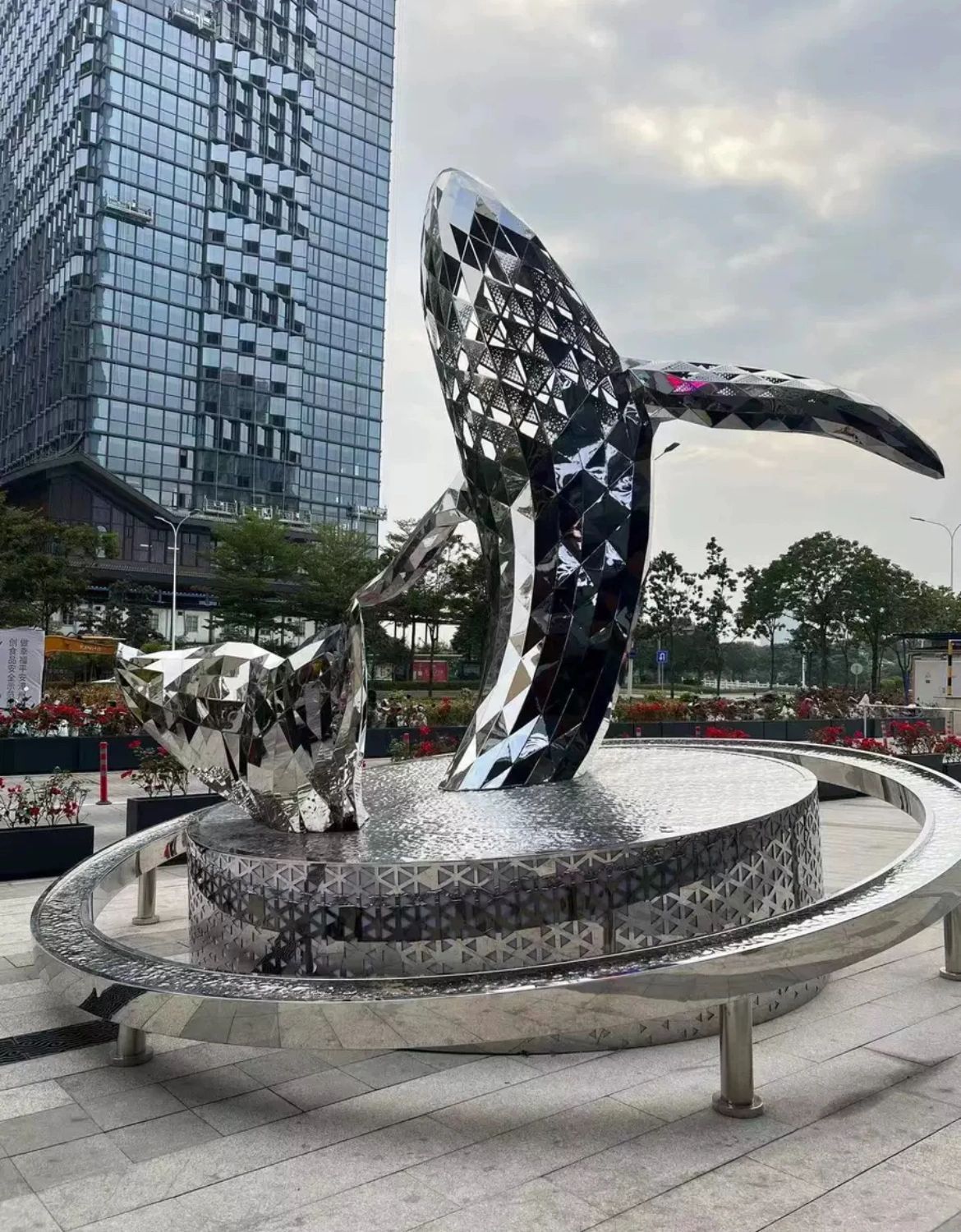 鲸鱼雕塑旅行图片 3
