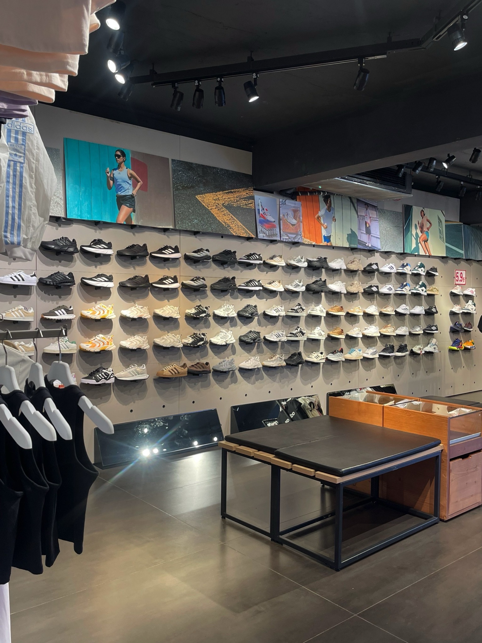 阿迪达斯adidas(黎平专卖店)