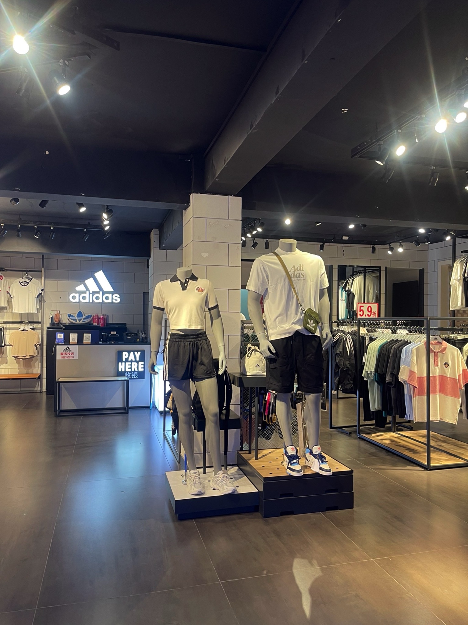 阿迪达斯adidas(黎平专卖店)