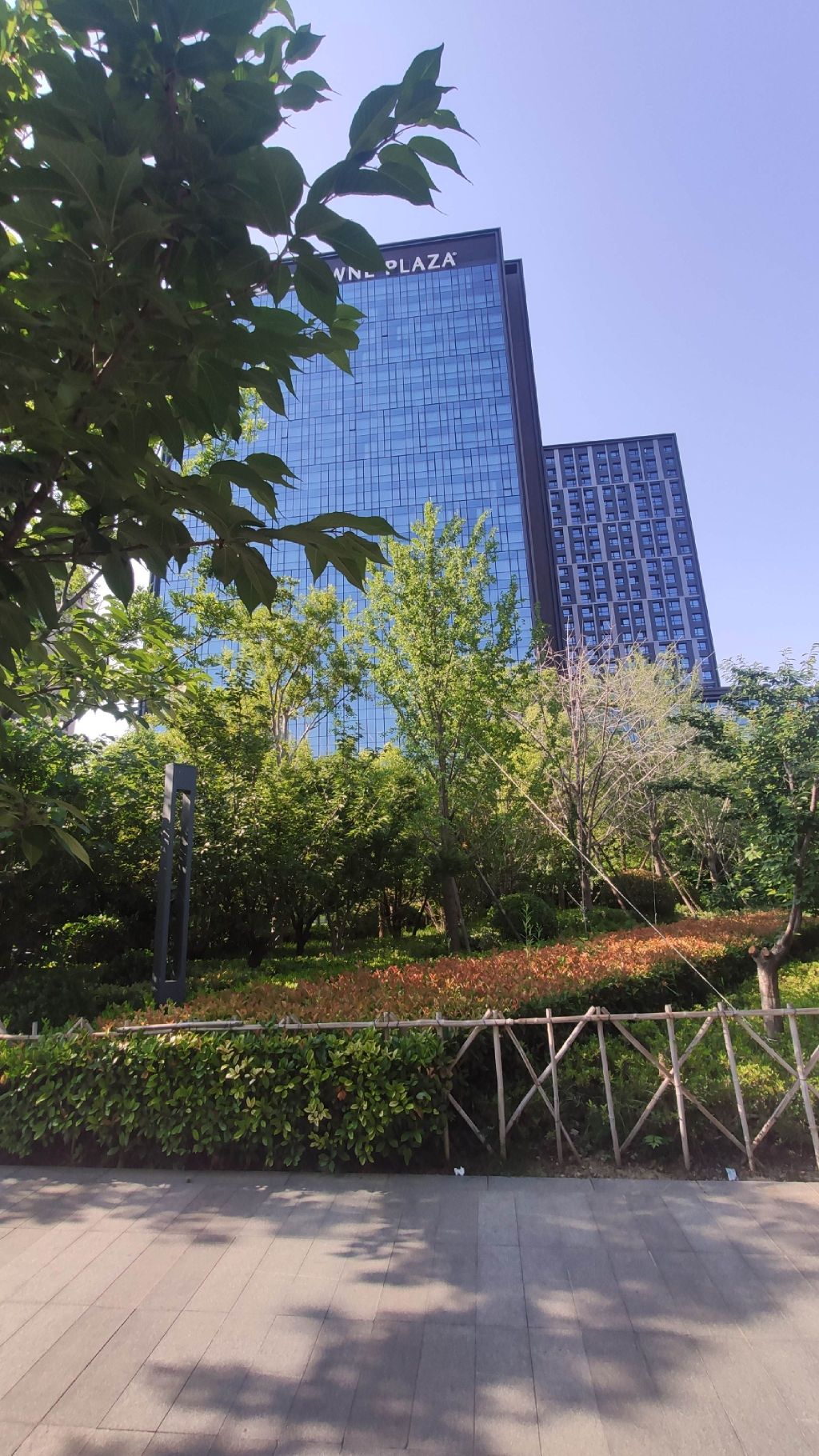 郑州高新皇冠假日酒店街心花园旅行图片 1