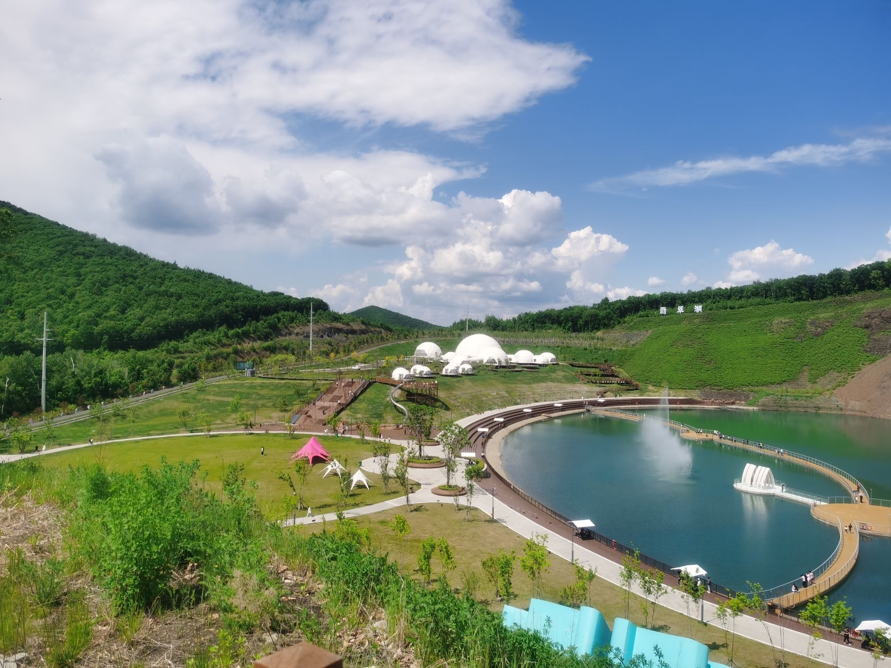 宝清县翡翠湖矿坑森林公园