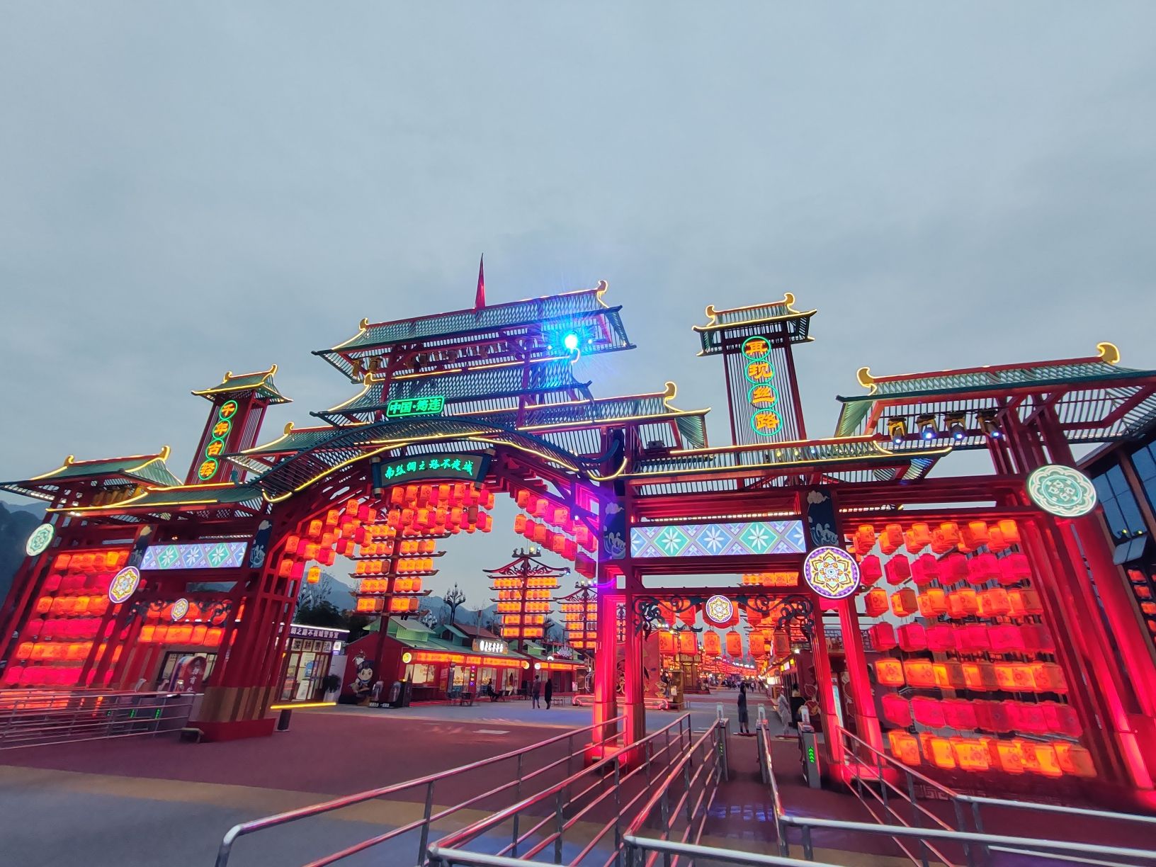 南丝绸之路不夜城旅行图片 3