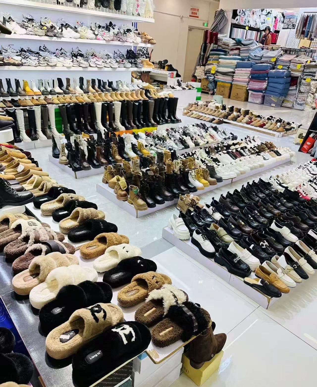 固安县衣品汇服饰批发中心