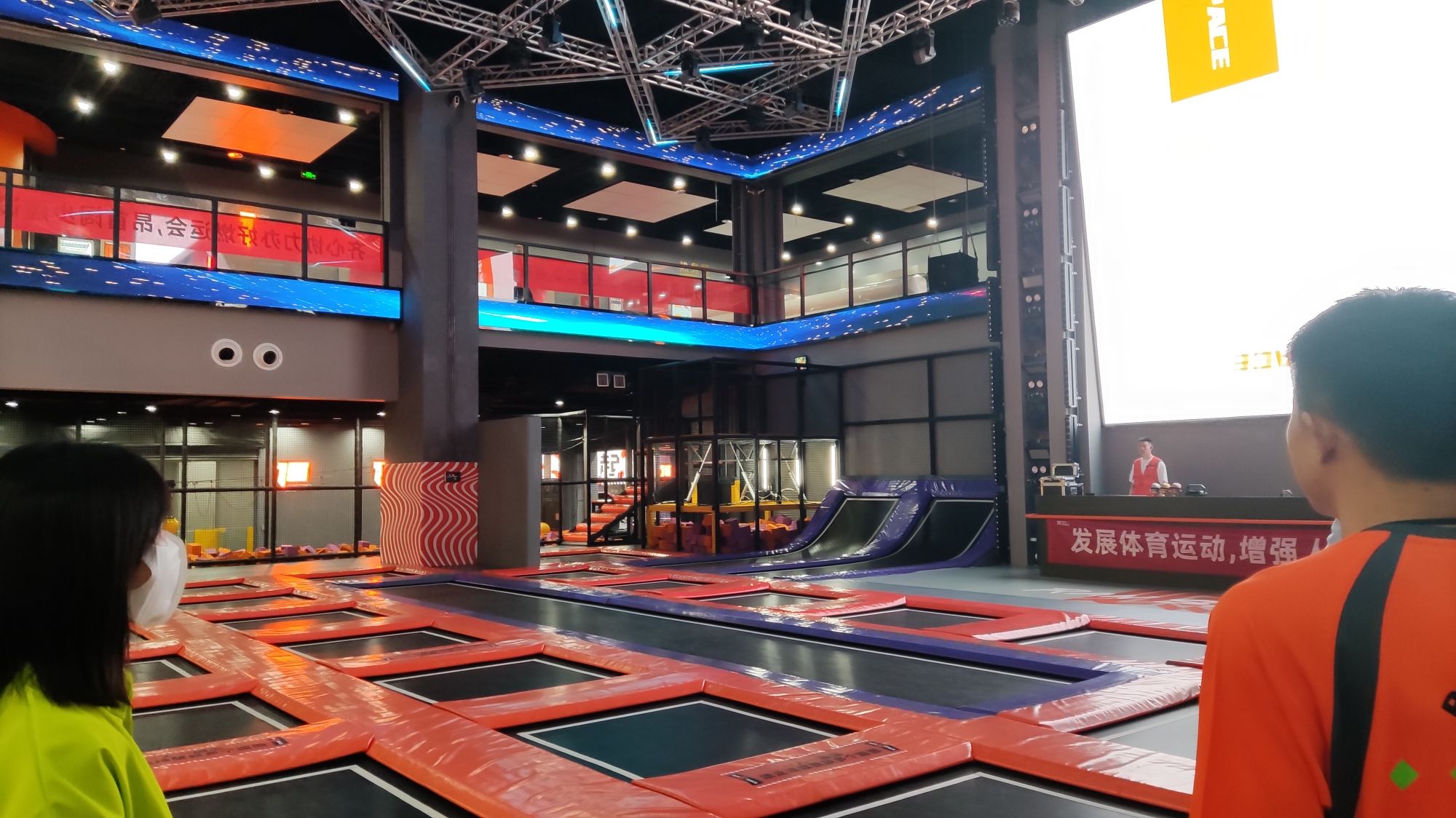 场地封面-嗨趣帮室内户外团建拓展精准定制中心