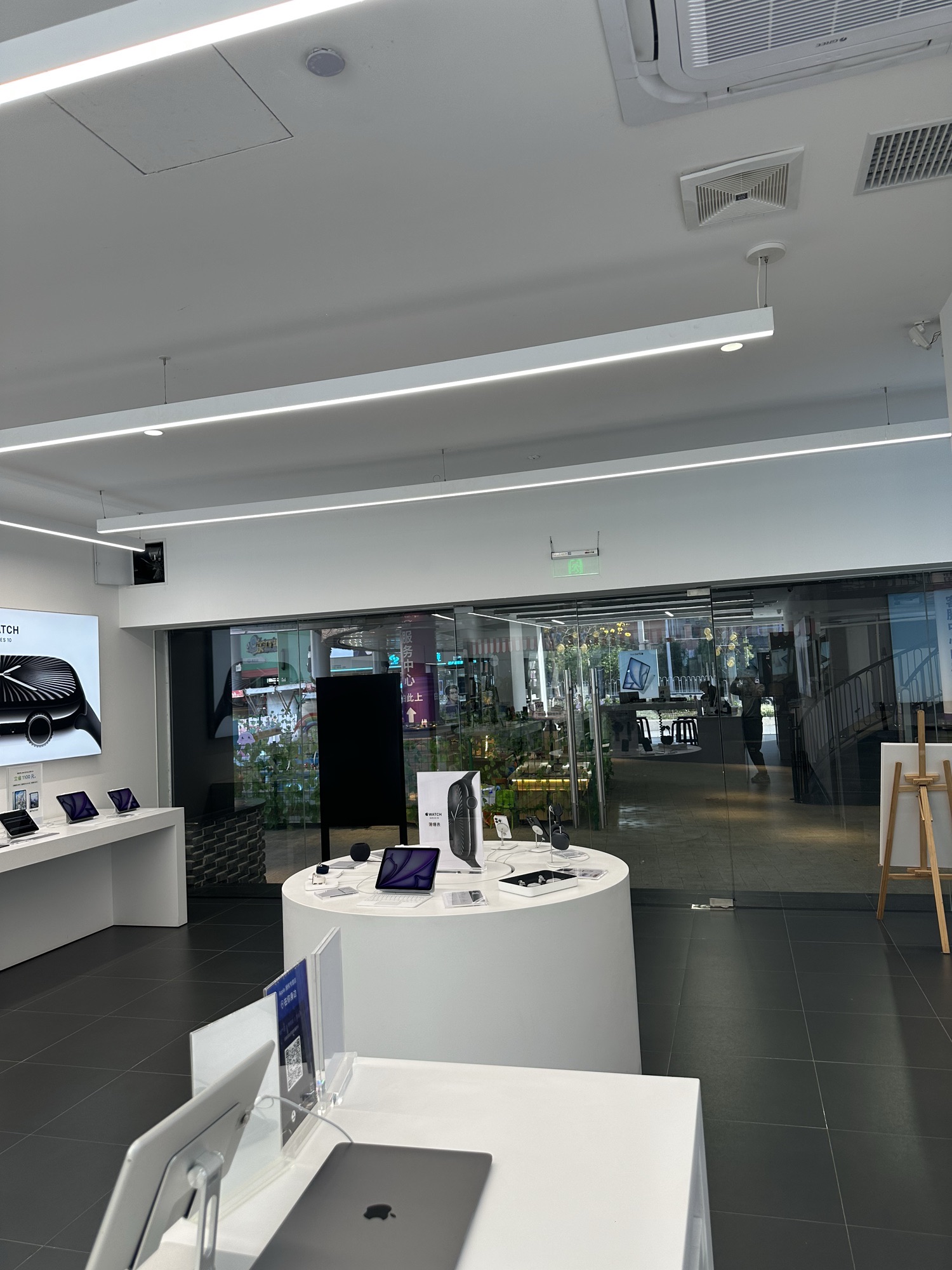 Apple授权专营店(君临新天地广场店)