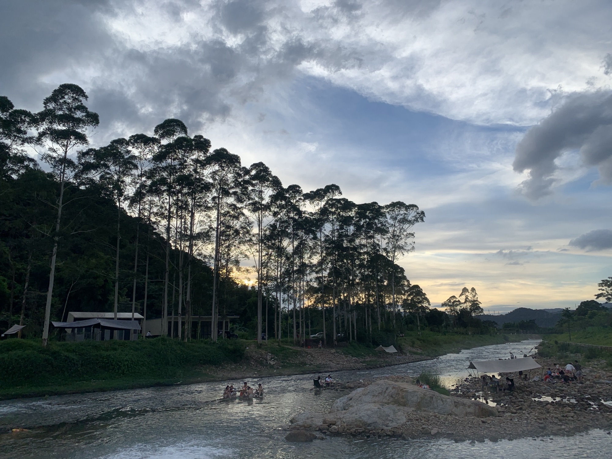 鸭洞河嬉水段露营地