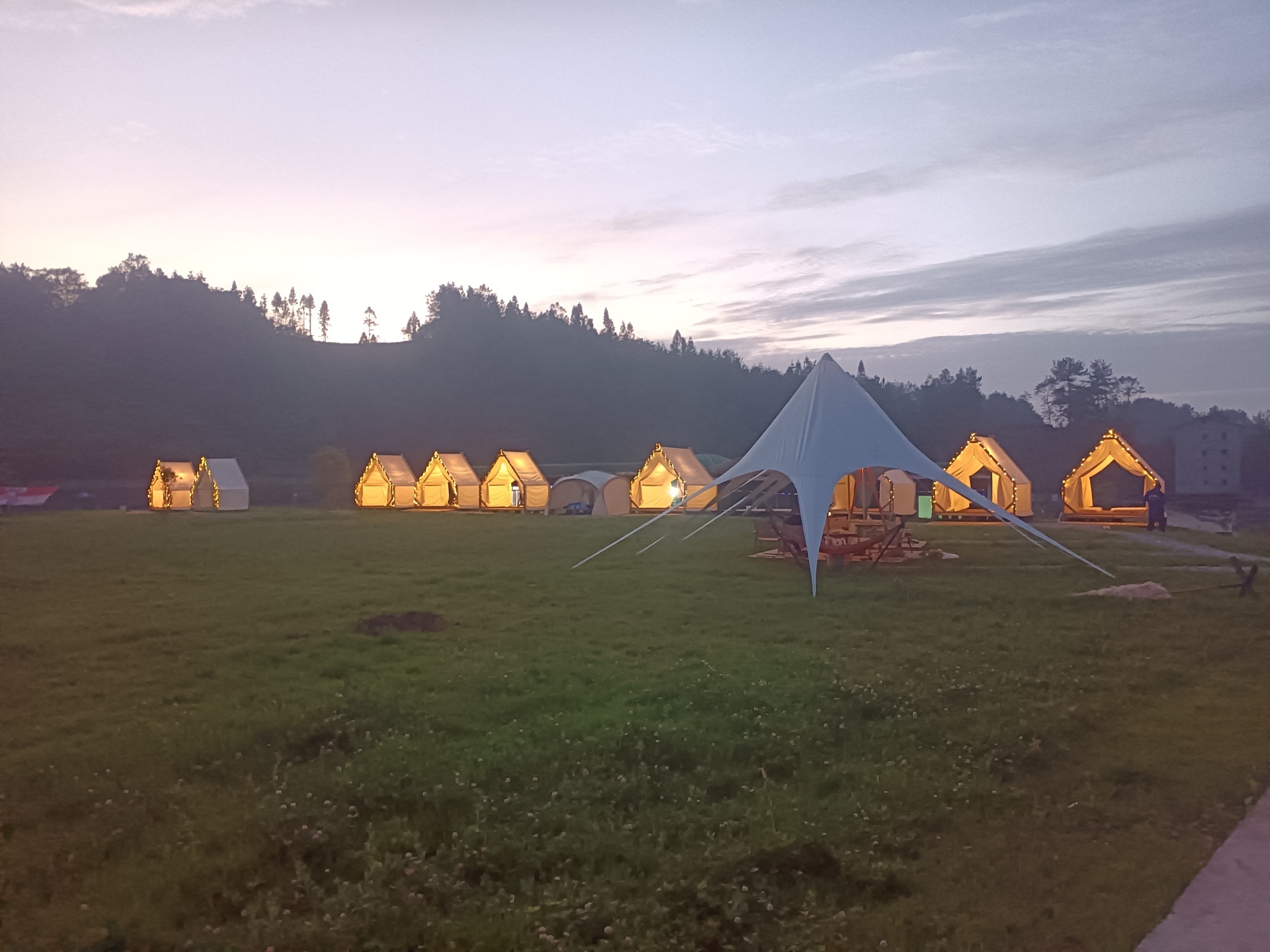 场地封面-老板娘坐东黄水露营基地