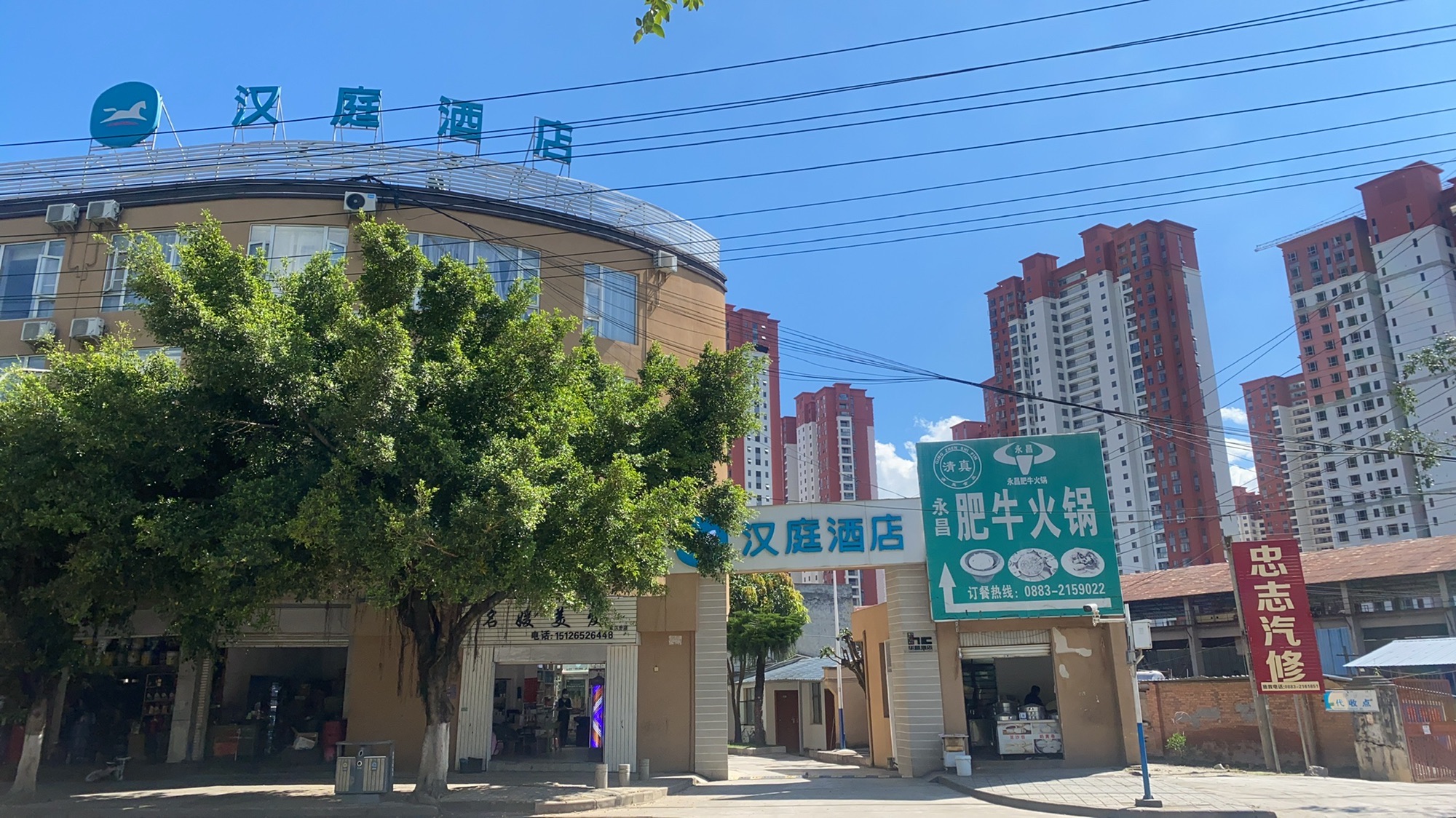 汉庭临沧一中酒店停车场