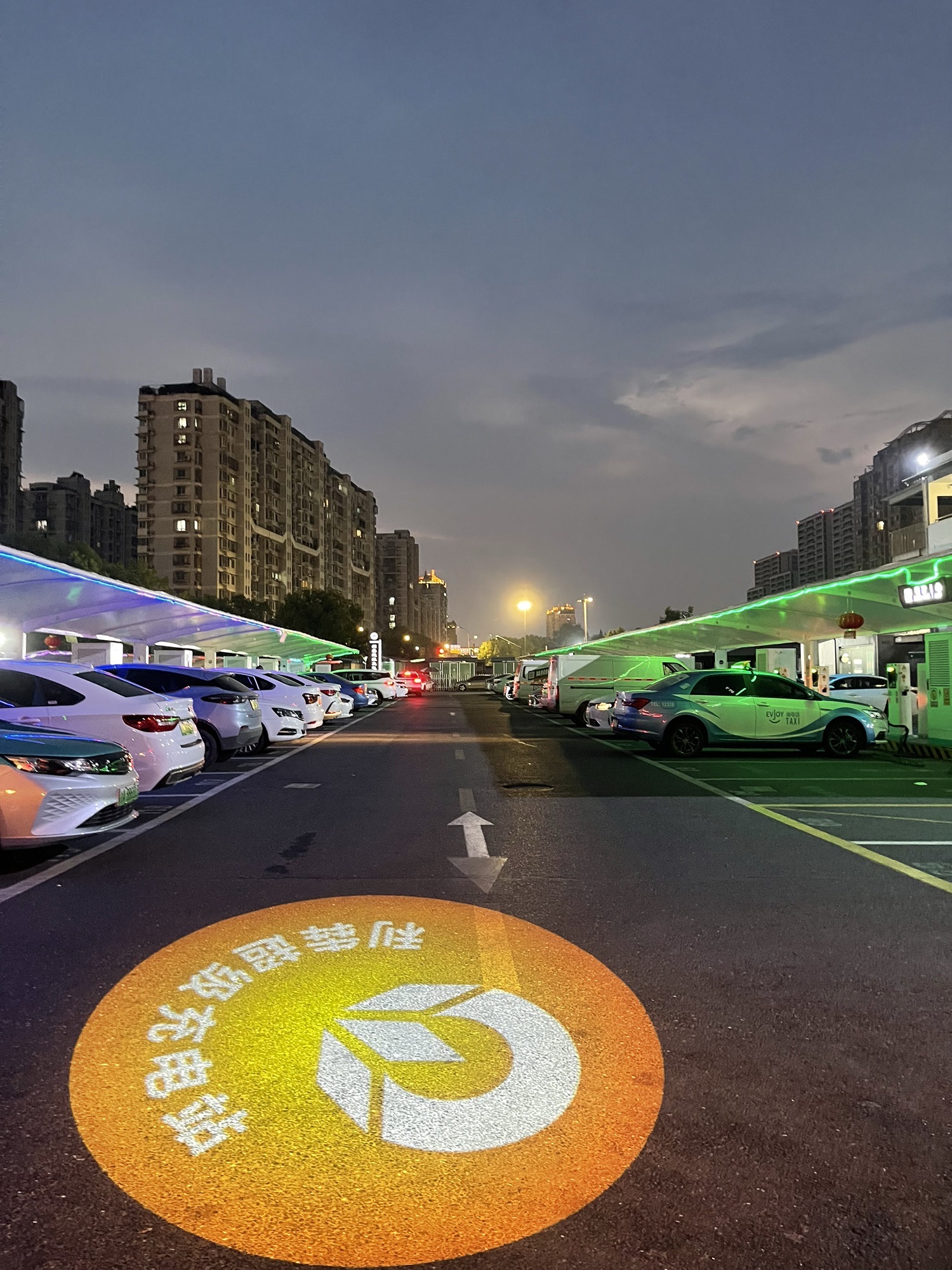 汽车充电站(利犇超级充电站杭州外事绍兴路出租车服务区)
