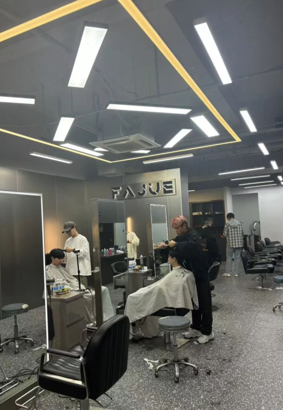 发觉男士发型设计(德盛店)