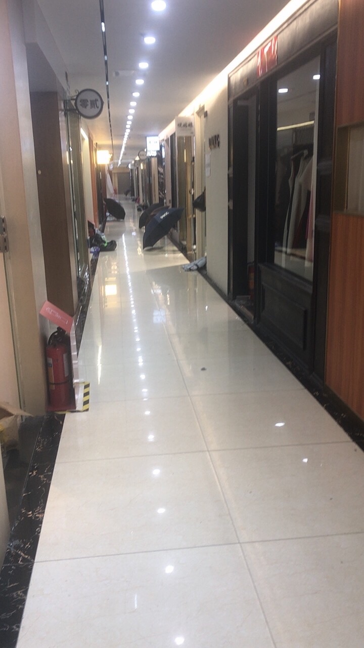 深圳市南山区贵航大厦ins服装店