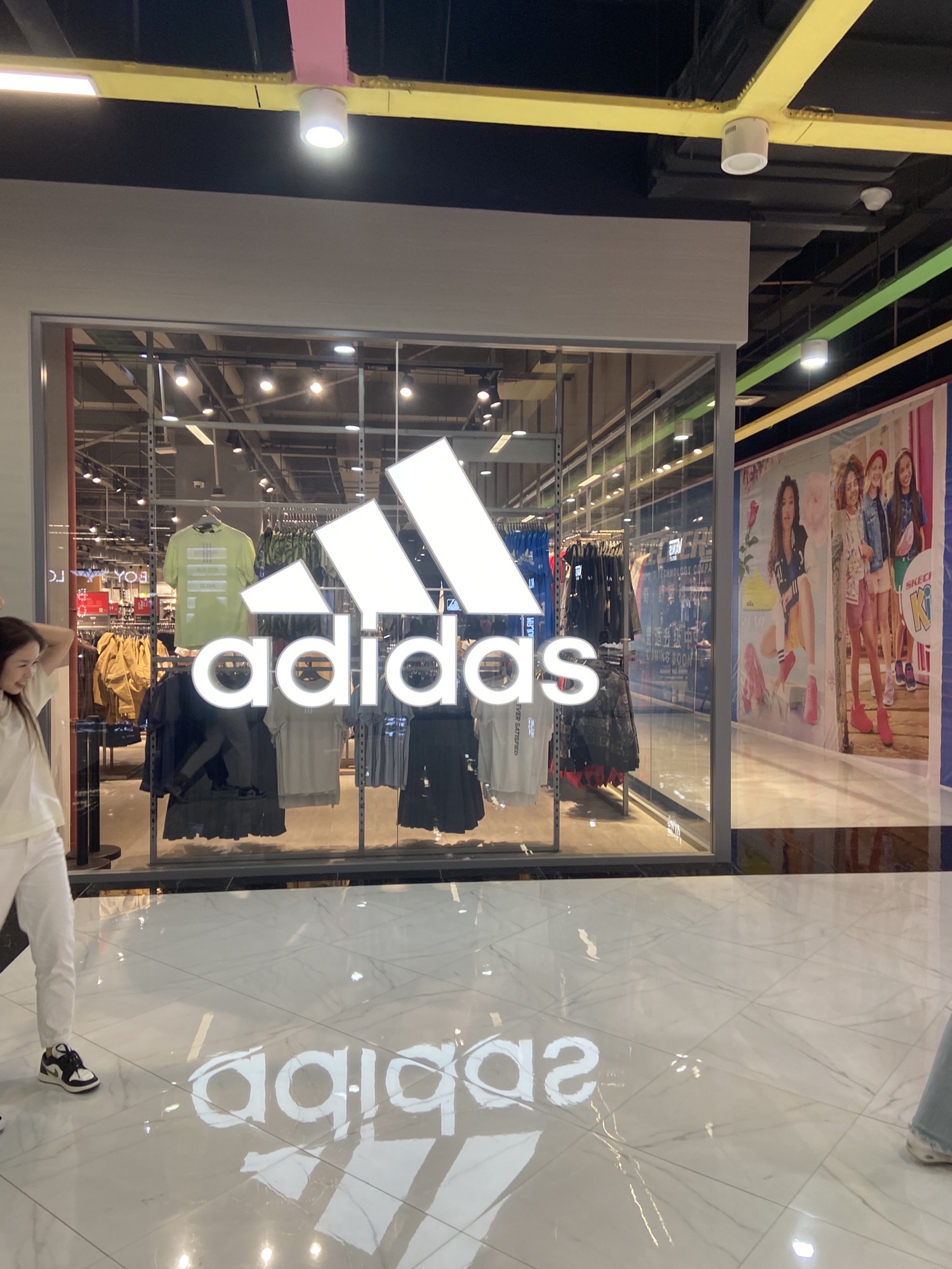 阿迪达斯(砂之船中东奥莱店)