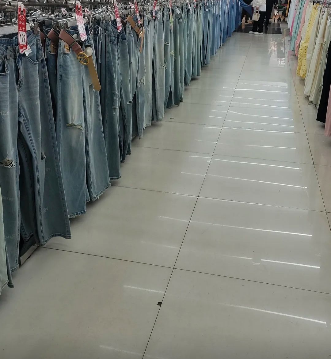 潮衣库服饰批发城(龙华路店)