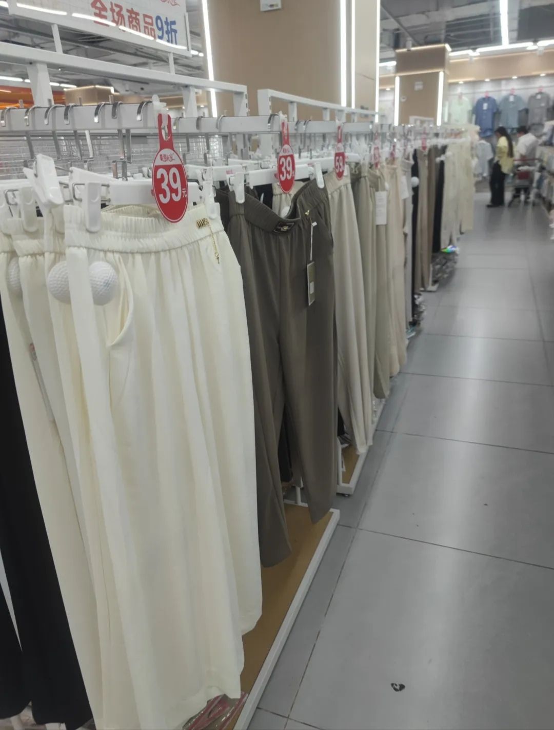 潮衣库服饰批发城(龙华路店)