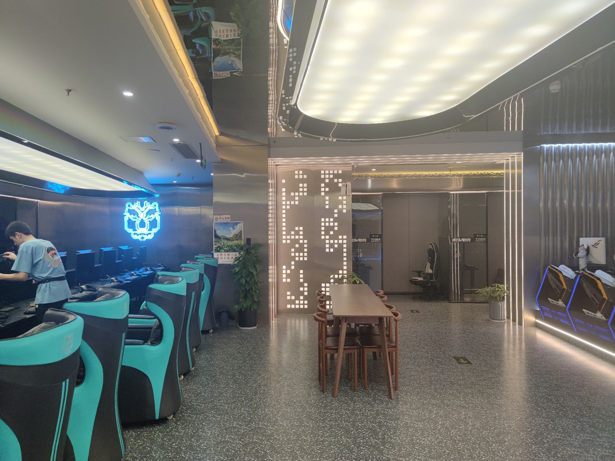 场地封面-虎头电竞(盘龙奥园店)