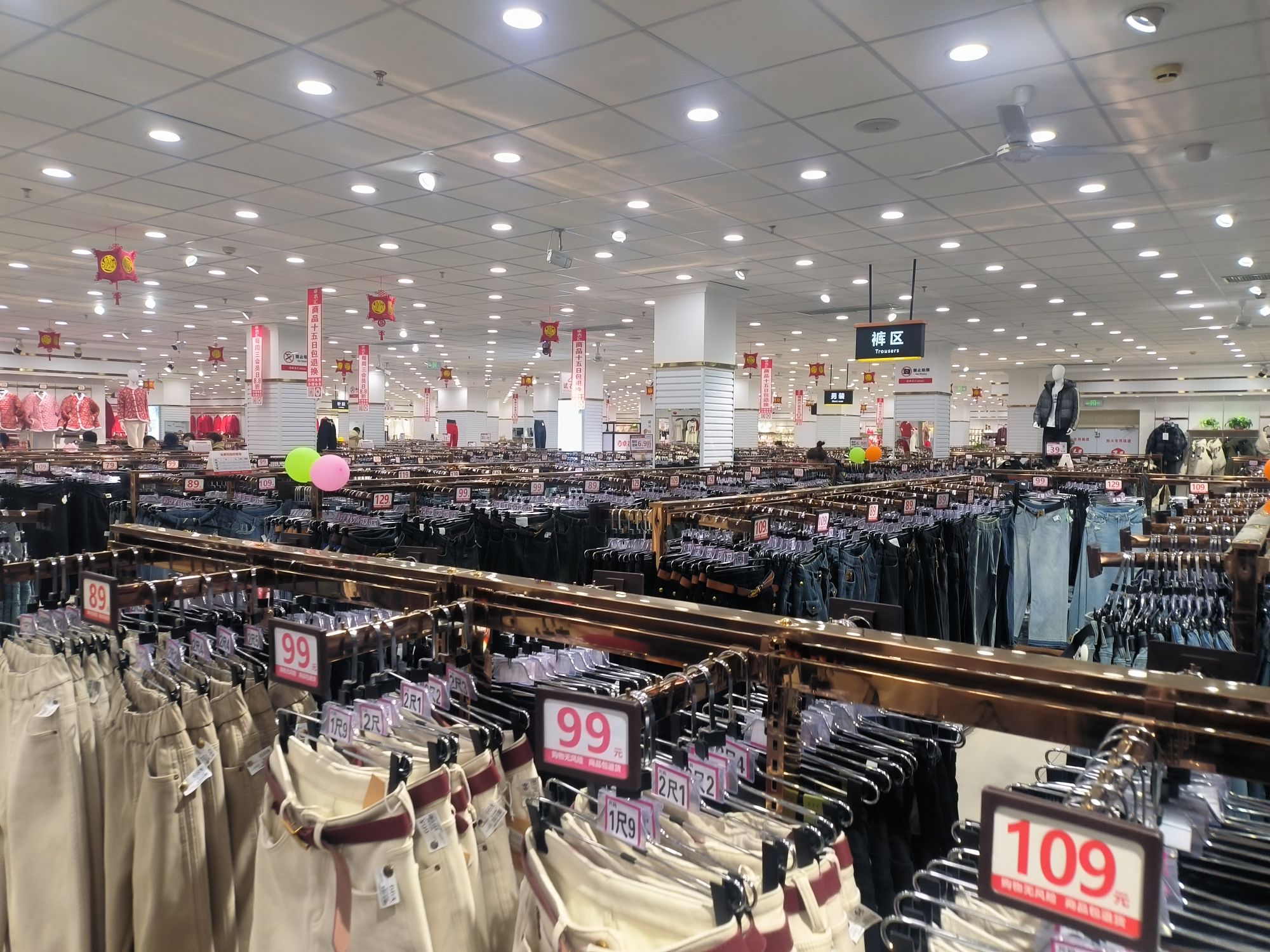 卓衣汇服装批发城(融翔商场店)