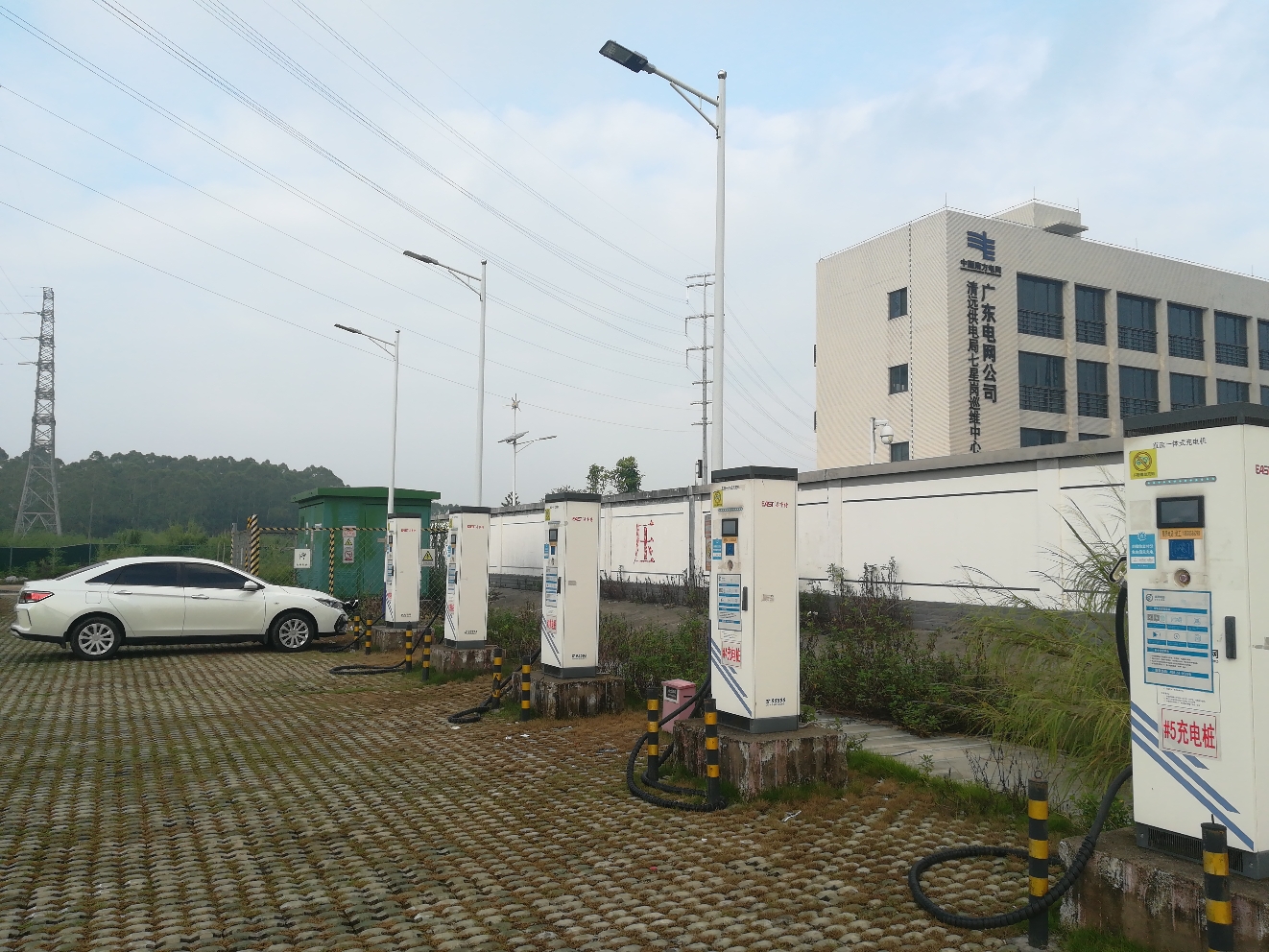 南方电网汽车充电站(清远市清城220kV岭塘站公共充电站)