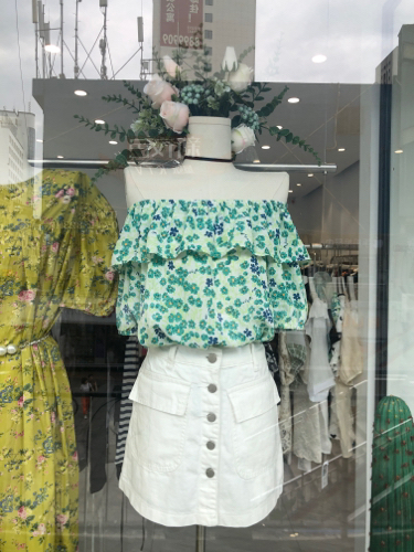 米兰女装店步行街店