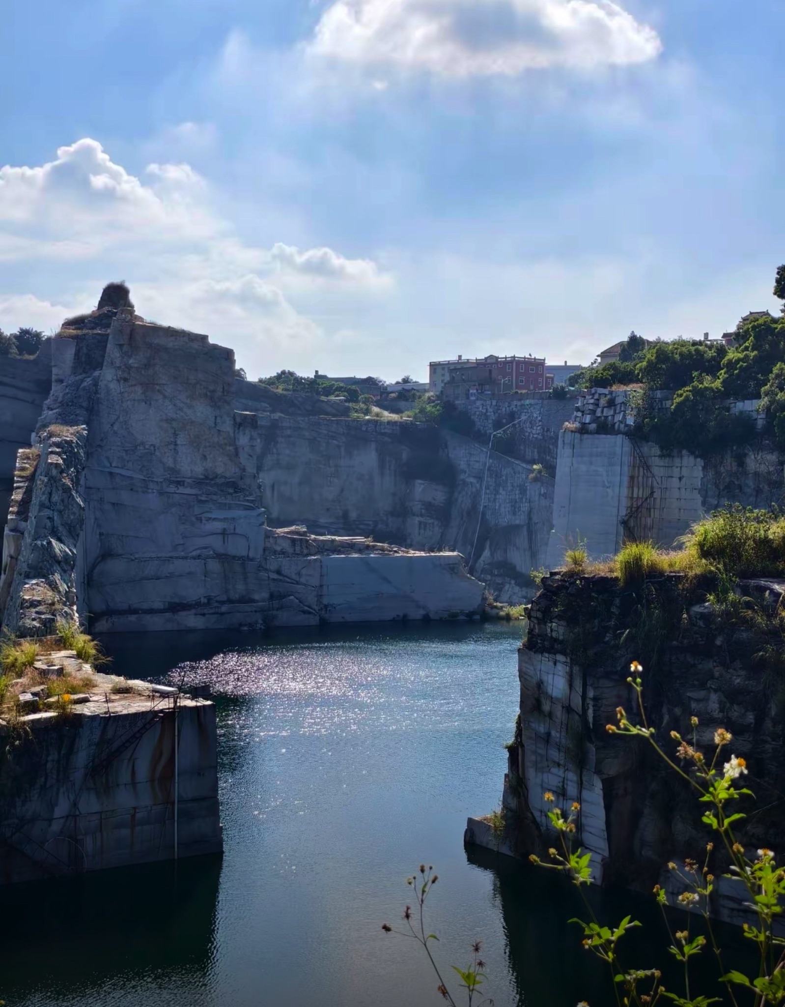 矿坑秘境公园旅行图片 1
