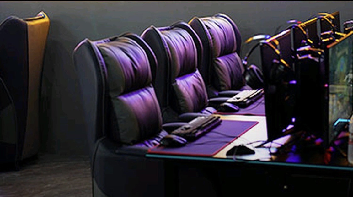 萤火电竞网咖(卧龙店)