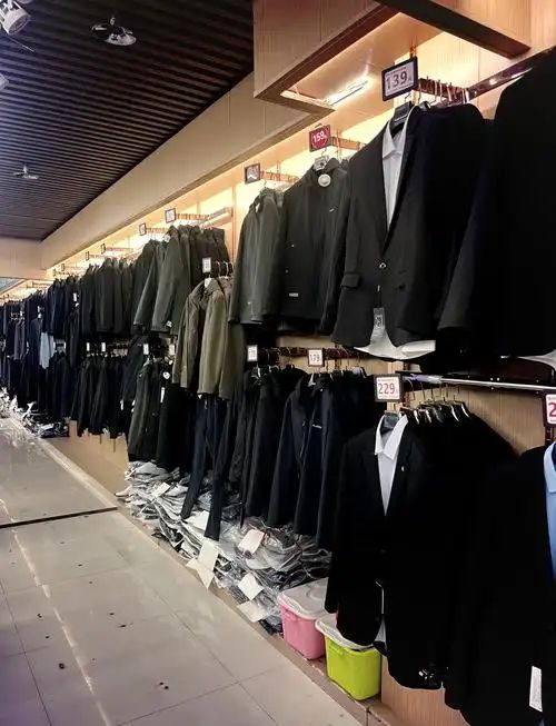 潮衣库·服饰批发城(解放大道店)