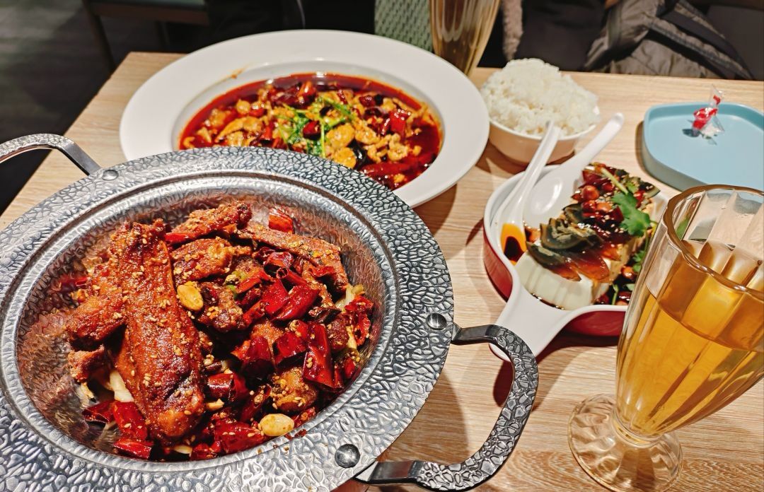 小九家麻辣海鲜烧烤(总店) - 解放街道便民圈栖邻生活圈餐饮服务服务点实景照片