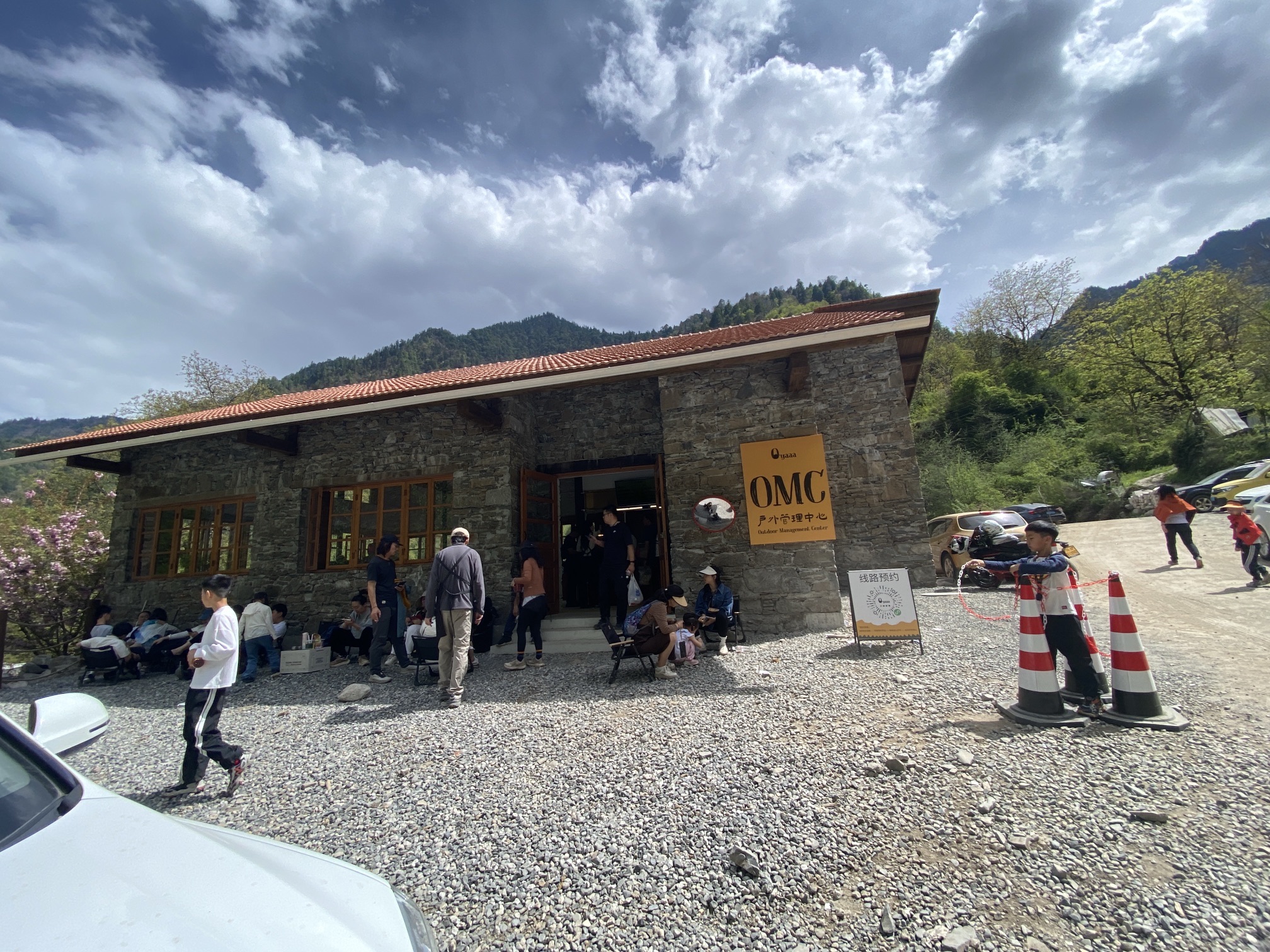 甲尔猛措露营基地