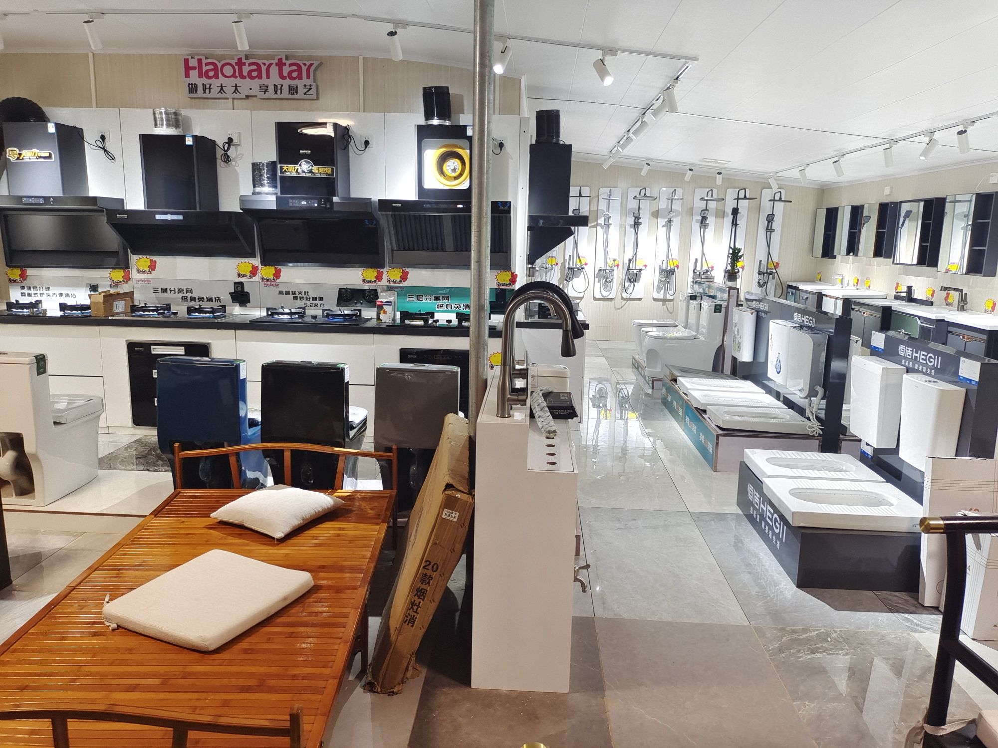 临高启跃厨卫批发店
