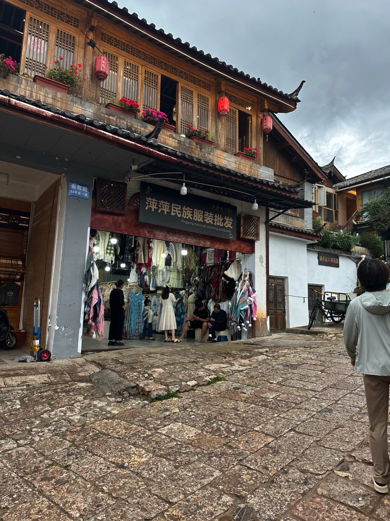 萍萍民族服装批发