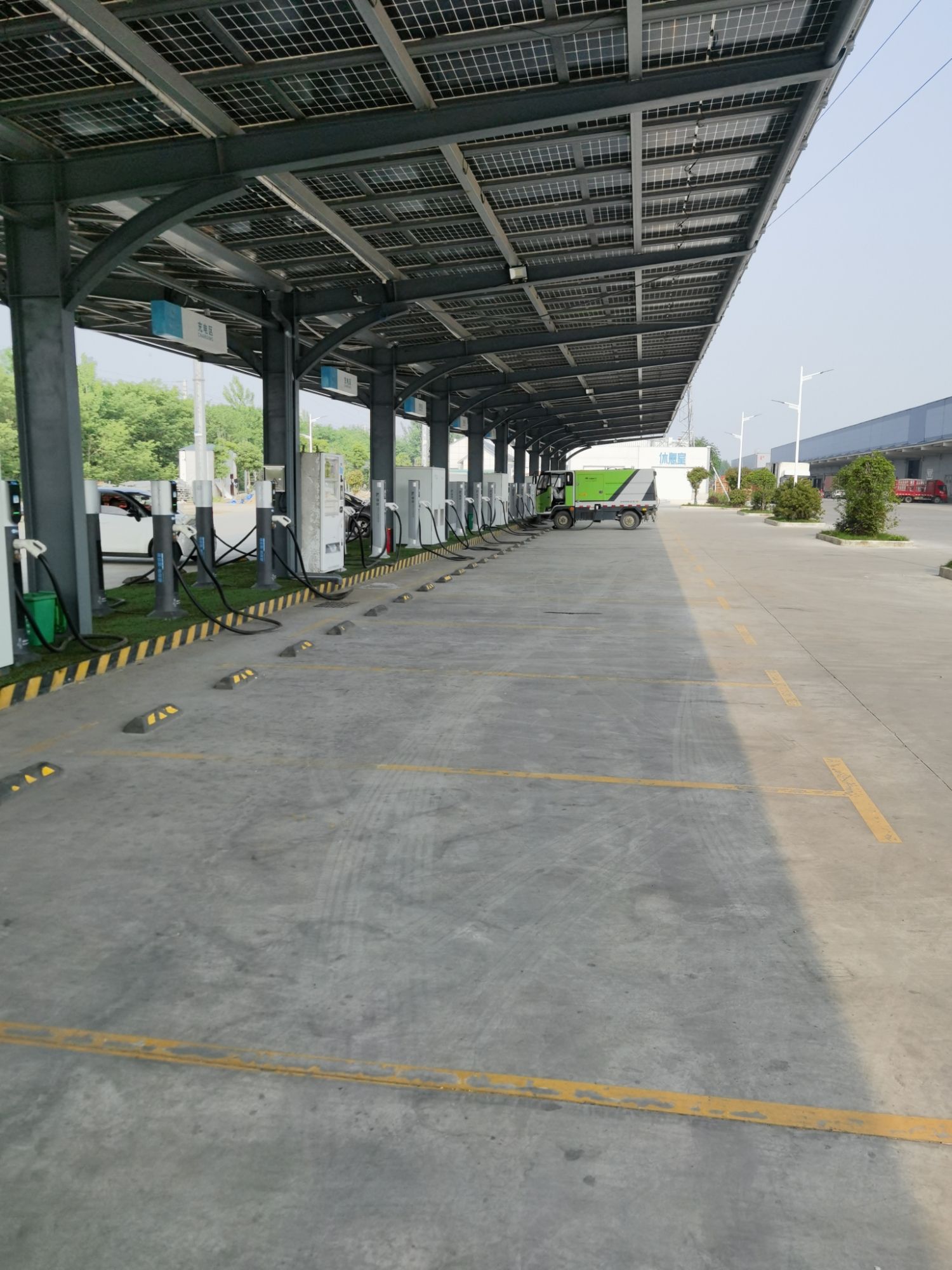 特来电汽车充电站(平顶山高新光储充生态充电站) - 申楼街道便民圈栖邻生活圈汽车服务服务点实景照片