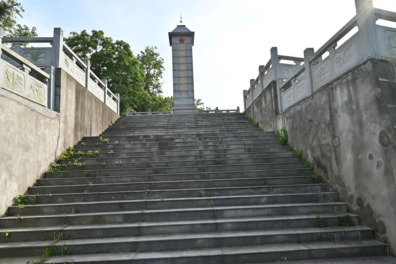 赤湖烈士纪念塔旅行图片