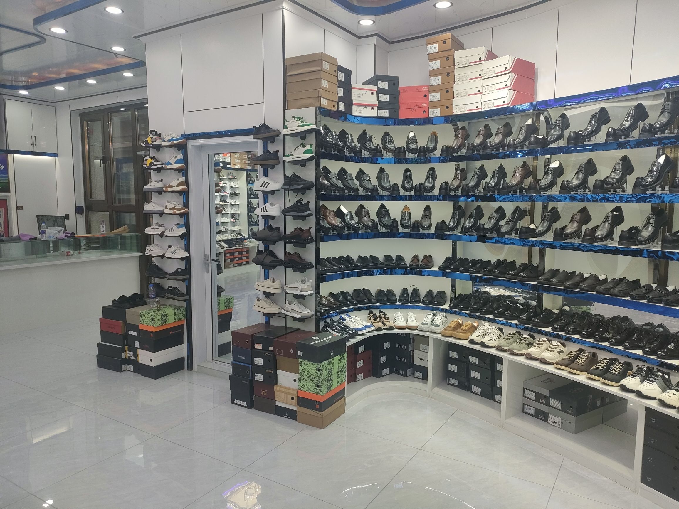 奔景坛皮鞋店