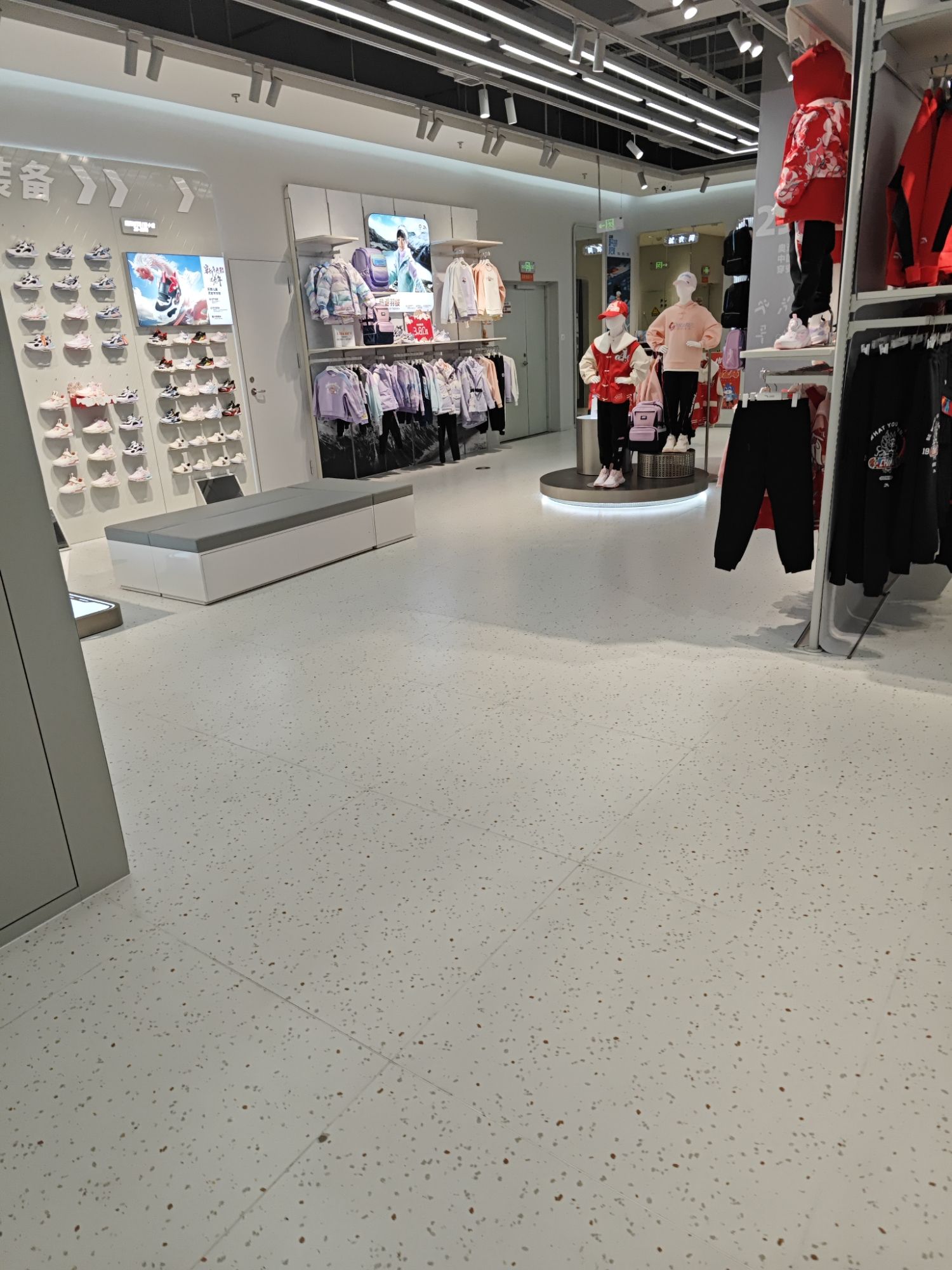 安踏(高区九龙汇店)